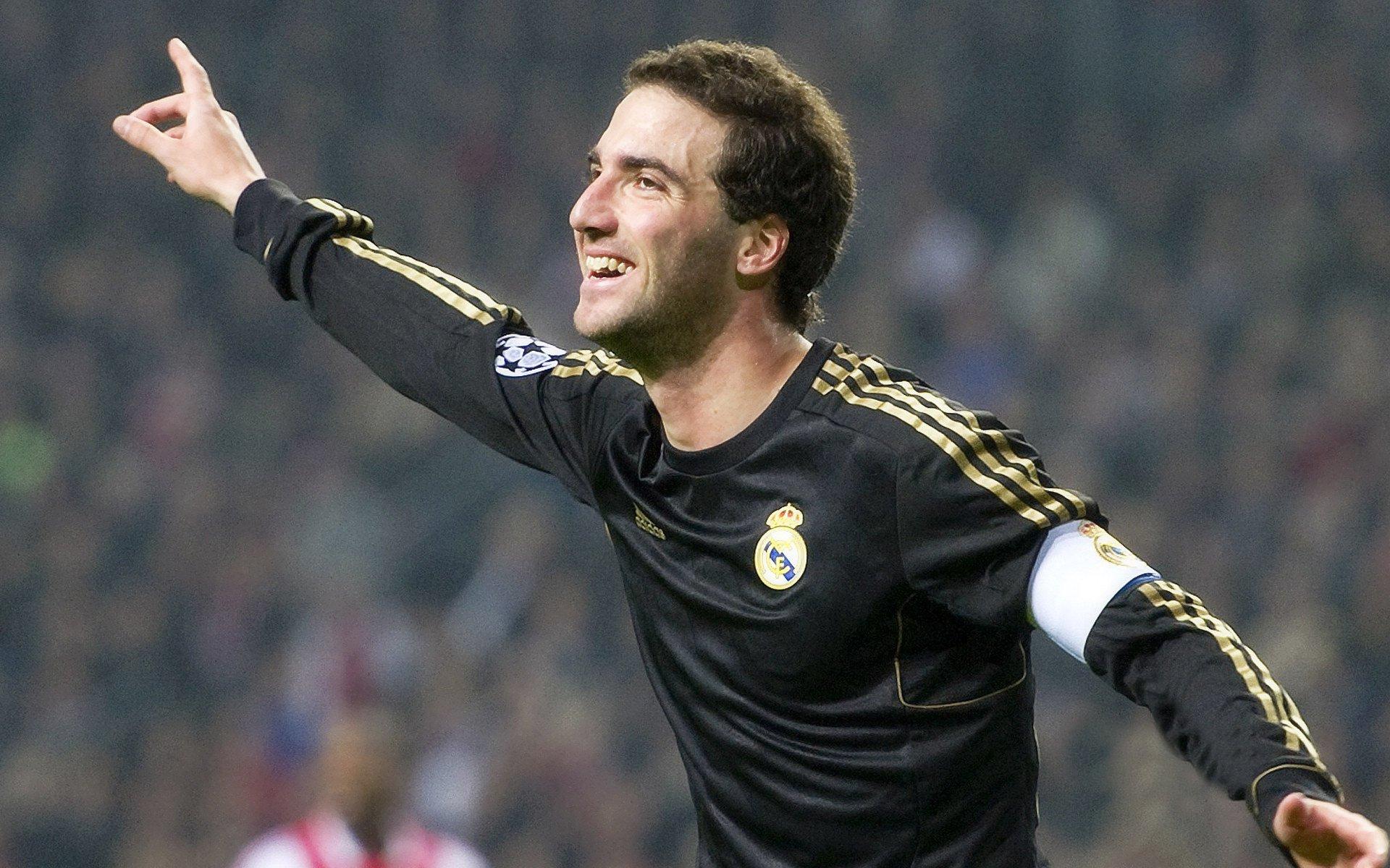 意甲海外赛计划引发本土球迷强烈反弹 科莫主场静默一刻钟抗议联赛商业决策